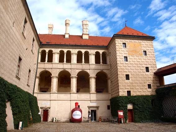 Soubor:Mělník - zámek nádvoří 2.JPG – Wikipedie