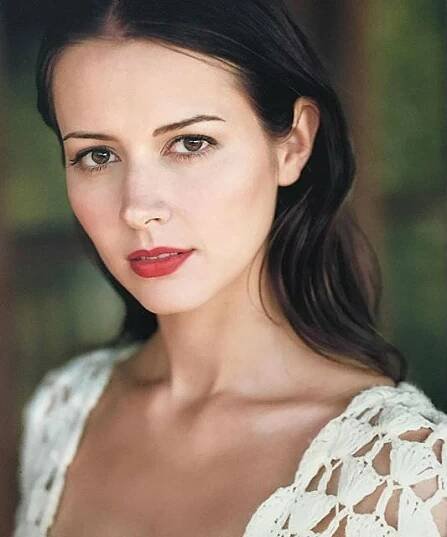 Amy Acker: Bio w/ Age, Height, Husband, Daughter/Son & Family