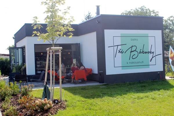 Tři Bábovky. Nové bistro na hlavním tahu u Poděbrad má od časného rána nabito