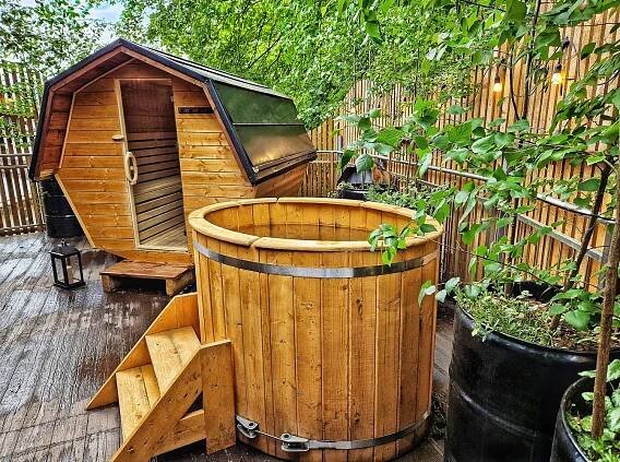 VIP lesní wellness pro 2–4 os.: káď s termální vodou, finská sauna, sekt či pivo a večeře