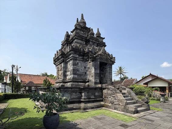 Soubor:Candi Pawon - facade northwest (2025) - img 01.jpg