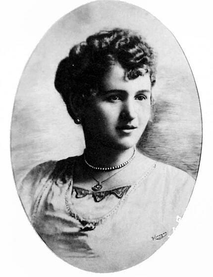 Anna and her parents before the war