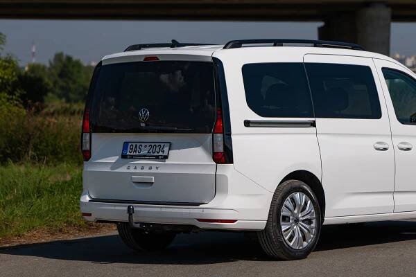Nafta s manuálem, sedm míst a obrovský kufr: Schopného všeuměla VW Caddy Maxi sráží cena
