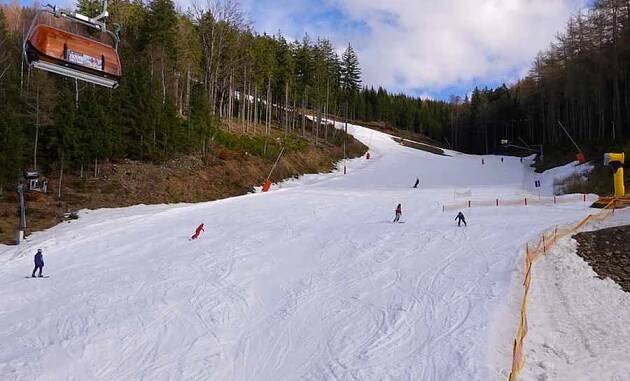 Skiareál Klínovec hlásí sníh i lyžování skoro bez front