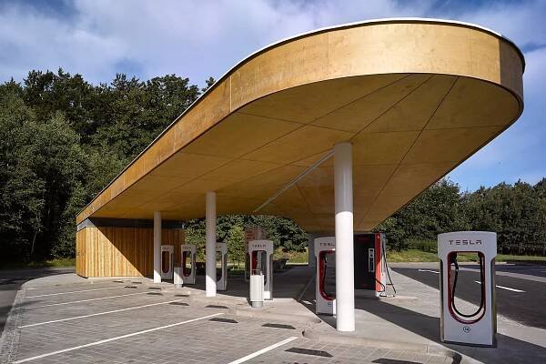 Fotka: Nabíjecí stanice Tesla Supercharger v Humpolci