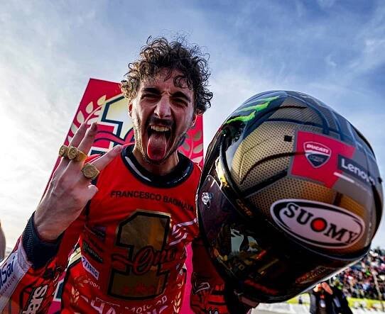 MOTORMIX - Víkendový přehled: Bagnaia odjíždí z Valencie jako dvojnásobný šampion MotoGP, Pourchaire má titul ve F2