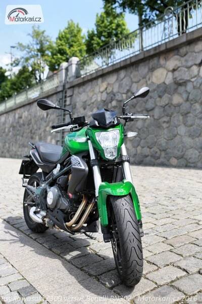 Fotogalerie Kawasaki Z300 versus Benelli BN302 | Motorkáři.cz