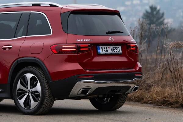 Prémiové SUV nemusí stát miliony: Mercedes GLB nabídne sedm míst a naftu se čtyřkolkou za cenu Kodiaqu