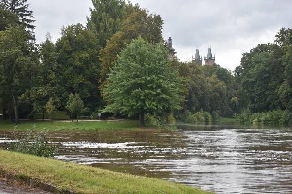 VIDEO, FOTO: Labe v Hradci stoupá, situace zatím není nijak dramatická