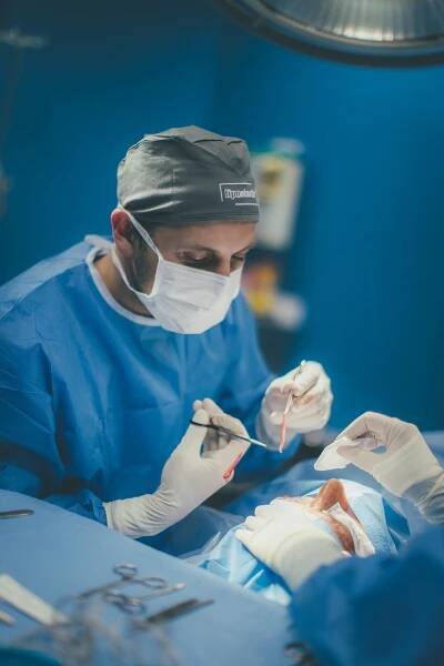 MUDr. Jakub Kníže, plastický chirurg | OB CARE Centrum plastické chirurgie