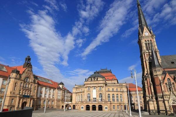 Blick auf die St. Petrikirche und das Opernhaus auf dem Theaterplatz in Chemnitz bei Sonnenschein