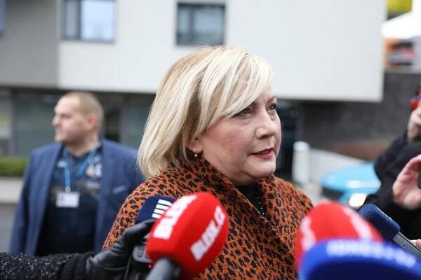 Zákulisí u Babiše: Po drtivé prohře líbal manželku, pak odjel. Monika zůstala s Havlíčkem