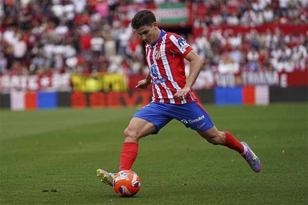 Julián Álvarez (Atlético Madrid) Věk:  25 let Post:  útočník Odhadovaná tržní cena podle portálu TransferMarkt:  90 milionů eur