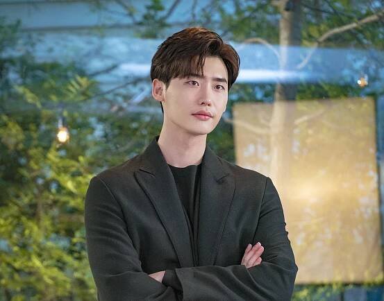 Lee Jong Suk je plachým romantikem, který miluje kávu. Co dalšího jste o herci, jenž měl být idolem, nevěděli? - Asianstyle