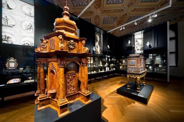 Květy v močálu, čajové konvice i dobové spodní prádlo. Poznejte 1300 lidských věcí v nové stálé expozici pražského Uměleckoprůmyslového muzea