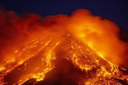 VIDEO Silný výbuch sopky Etna: Chrlila popol až do výšky 2-tisíc metrov ...