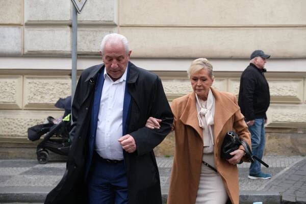 Pohřeb Aničky Slováčkové: Přinesli ji v bílé rakvi, na obřad dorazil i prezident