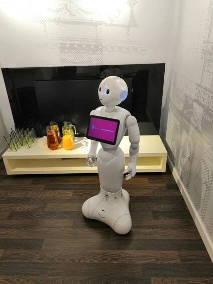 Rozumí češtině a umí tančit: Robot Pepper T-Dee zlepšuje zákaznickou zkušenost