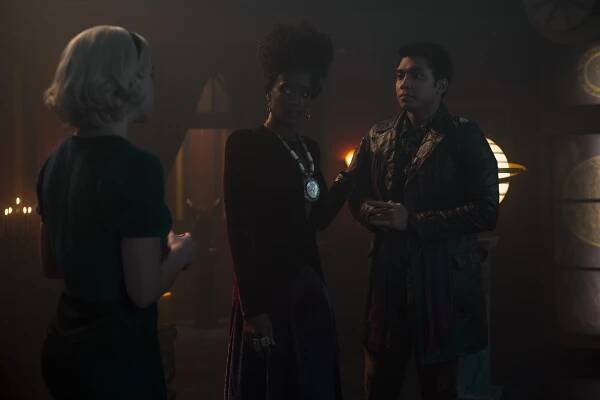 Sabrinina děsivá dobrodružství - Kapitola třicátá třetí: Deus Ex Machina - Z filmu - Skye P. Marshall, Chance Perdomo