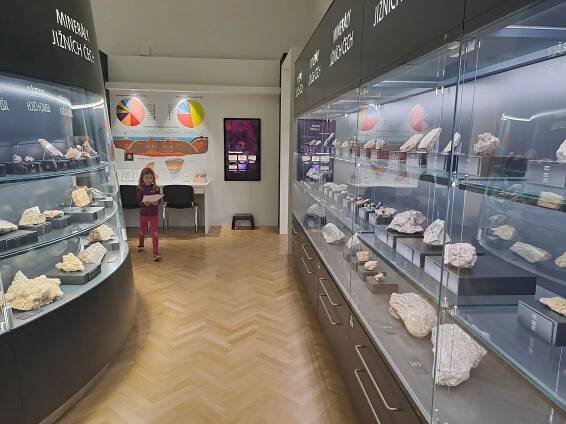 Vltavíny, granáty, smaragdy i opály. Jihočeské muzeum představuje vzácné kameny