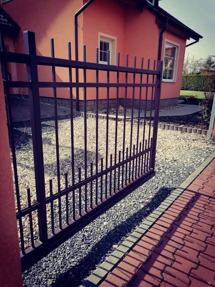 Samonosné, pojezdové nebo křídlové brány s automatickým pohonem. | BALUMO - KOLÍN