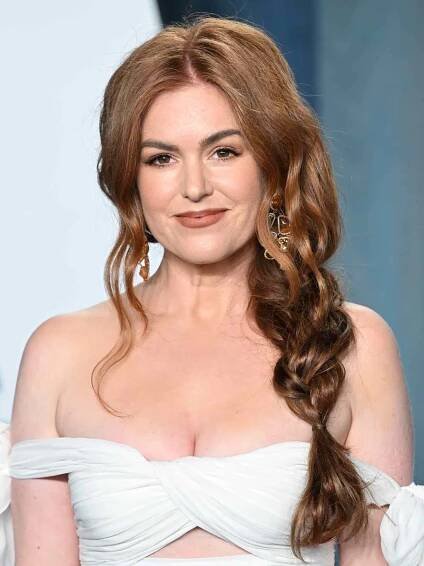 Isla fisher in a white strapless dress with dark strawberry blonde hair over one shoulder