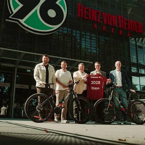 Für mehr Fahrrad und Fußball v. l. Christian Woike und Arne Buchholz (Sportfive), Patrick Döring (WERTGARANTIE Group), Henning Bindzus (Hannover 96) und Sören Hirsch (linexo by Wertgarantie)