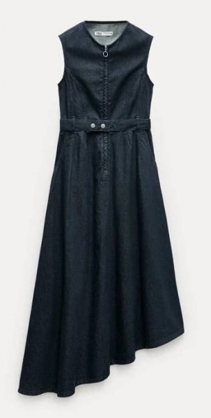 Temný odstín indigo denimu je pro černomodrý styling jako stvořený. (Šaty, Zara, 1 399 Kč)