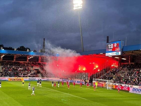 Fanoušci Slavie se pokusili zapálit náš stadion, říká vedení FC Viktoria Plzeň. Škoda za pekelné řádění činí 200 tisíc