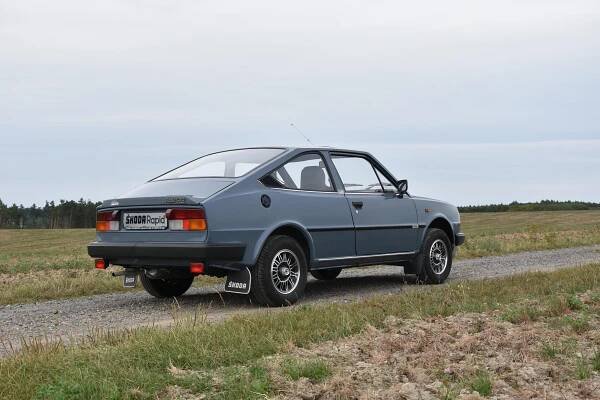 Škoda 136 Rapid byla poslední kupé naší automobilky. Nabídne vám nekonečnou porci nostalgie a nejezdí tak špatně, jak byste čekali