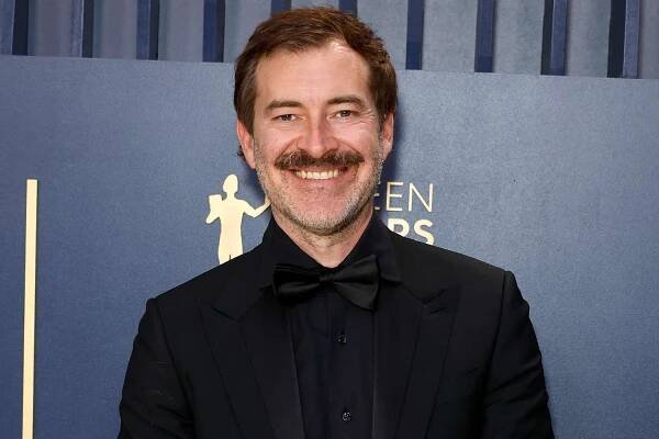 Mark Duplass Says 'Stress-Eating' Is the Main Thing The Morning Show Gets Right About TV News: 'True to Life'