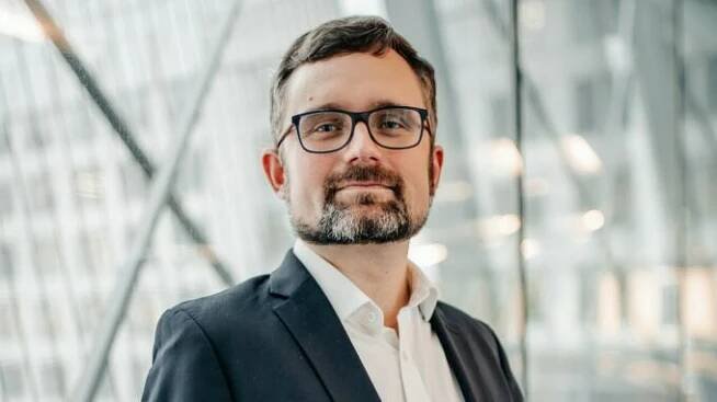 Ceny benzinu a nafty se poprvé dostaly nad 40 korun. Zdražují energie. Europoslanec Mikuláš Peksa nabídl řešení a volá po snížení vlivu ruských paliv