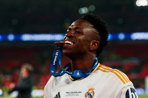 Vinícius Júnior muerde una medalla.