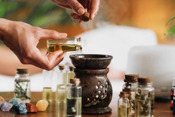 Aromaterapie: Výhody, esenciální oleje a relaxační metody
