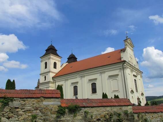 Bojkovice, kostel za hřbitovní zdí z ulice Jiráskova