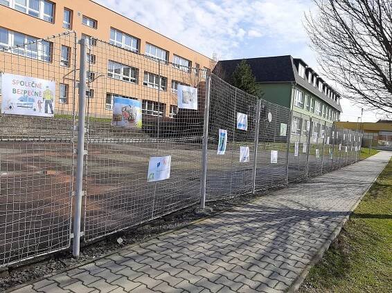 Nápady z lockdownu: Děti na Opavsku vystavují svá díla na ploty škol