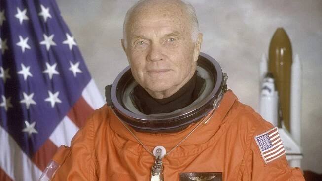 John Glenn, první Američan, který obletěl zemi, i nejstarší astronaut ve vesmíru