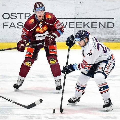 Utkání předkola play off hokejové extraligy - 2. zápas: HC Vítkovice Ridera - HC Sparta Praha, 12. března 2019 v Ostravě. Na snímku zleva Jan Košťálek, Rastislav Dej.