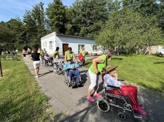 Senioři v domově ve Vizovicích zažehli oheň a prožili olympijský den