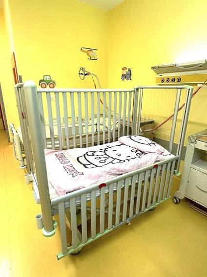 Domažlická nemocnice pořídila nová lůžka pro nejmenší pacienty. Jsou hezčí, bezpečnější, pohodlnější | Nemocnice Plzeňského