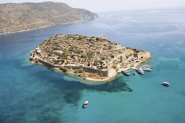 Spinalonga. “Spinalonga” today is an uninhabited island, very popular tourist attraction in Crete. In addition to the abandoned leper colony and the fortress, Spinalonga is known for its small beaches and shallow waters.
The island can easily be accessed from Plaka, Elounda and Agios Nikolaos. There is no accommodation on Spinalonga, meaning all tours last only a few hours. Boat trips from Elounda take approximately fifteen minutes while trips departing Agios Nikolaos can take almost an hour.
