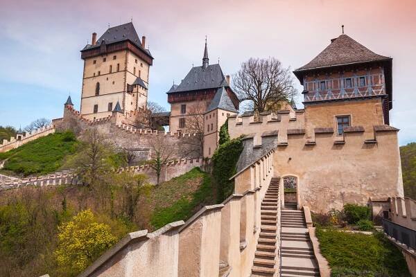 Západ Středních Čech – Honosný Karlštejn, kouzelná příroda Křivoklátska a klenoty Českého krasu