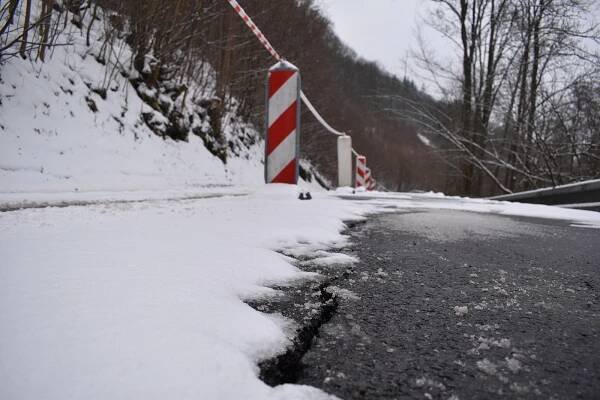 Sesuv půdy zavřel silnici na Hanušovice, auta musí objížďkou