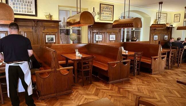 V srdci Malé Strany, pár kroků od Pražského hradu, se nachází Baráčnická rychta – restaurace s duší a tradicí sahající až do roku 1926. Nabízí poctivou domácí kuchyni inspirovanou klasickými recepty. V příjemném interiéru s dobovou atmosférou i na klidné zahrádce pod kaštany si hosté vychutnají nejen jídlo, ale i čepované pivo z Vinohradského pivovaru. Rychta je ideálním místem pro ty, kteří hledají chuťové dědictví Česka servírované s péčí a stylem.