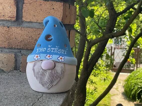 Skřítek s baculka pro štěstí s modrou čepičkou