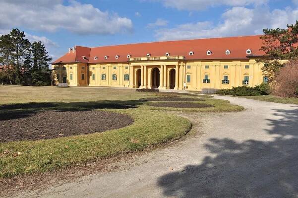 Jindy plný zámecký park v Lednici davy lidí, v sobotu po poledni zel prázdnotou. Na vycházku či za sportem se tam vydalo jen několik jedinců z místních obyvatel.