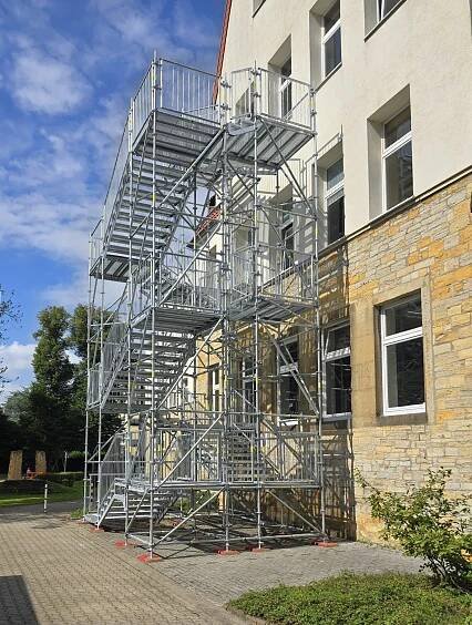 Treppenturm vor Schule