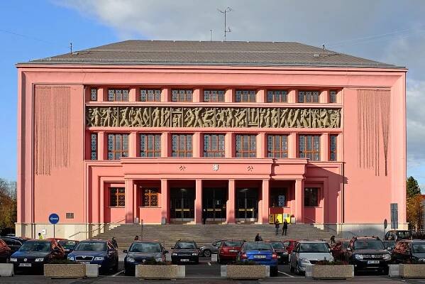 Městský dům kultury v Sokolově bude mít letos nové vstupní dveře