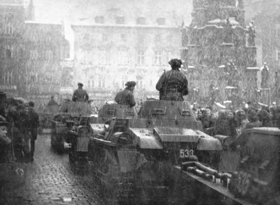 Nástup říšské branné moci v Českých Budějovicích, počasí bylo nevlídné, padal sníh, 15. březen 1939 (zdroj: J. B. Uhlíř, kniha Protektorát Čechy a Morava)
