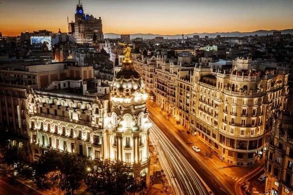 El Círculo de Bellas Artes is not only one of our favorite rooftop bars in Madrid, it's also home to the most iconic views of the city.